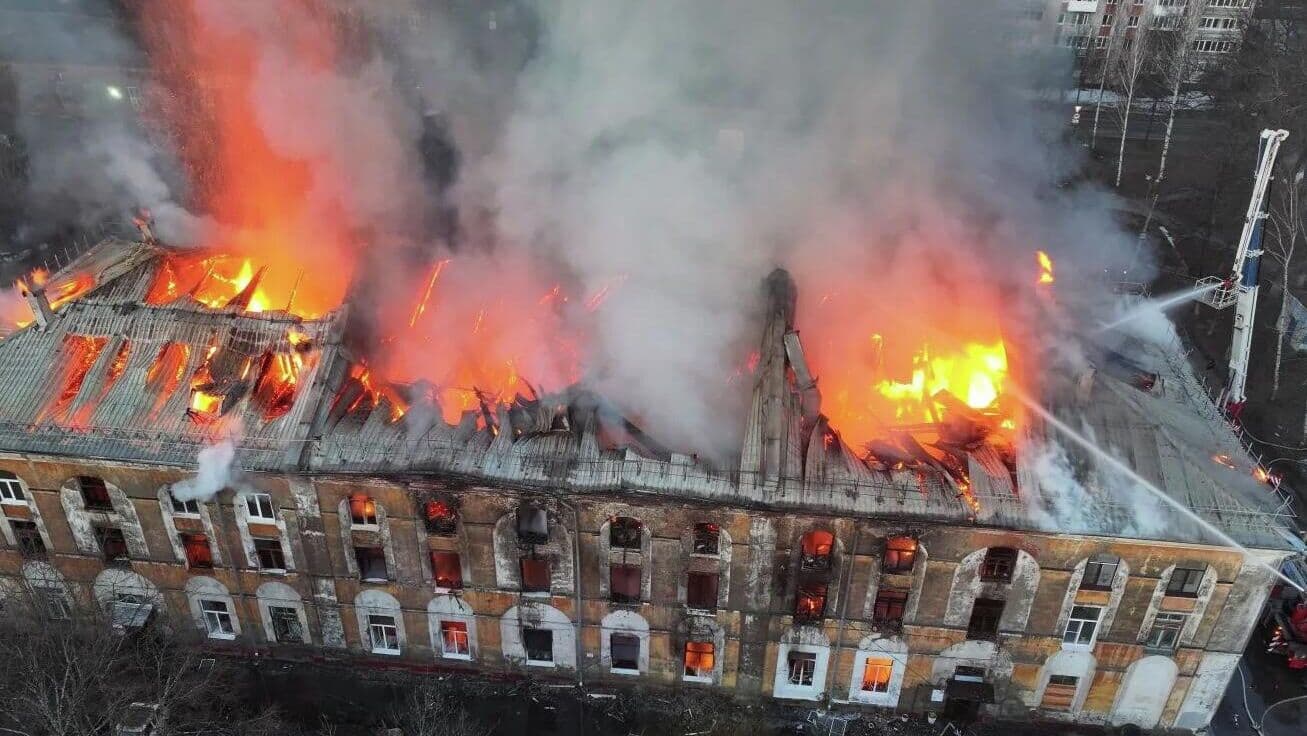 В Ярославле третьи сутки ликвидируют пожар в многоквартирном доме