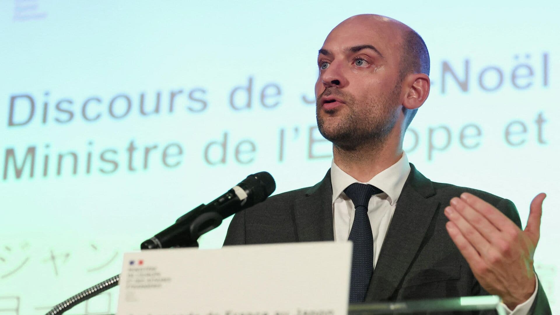 Глава МИД Франции обвинил мэров, снявших флаги ЕС, в предательстве страны