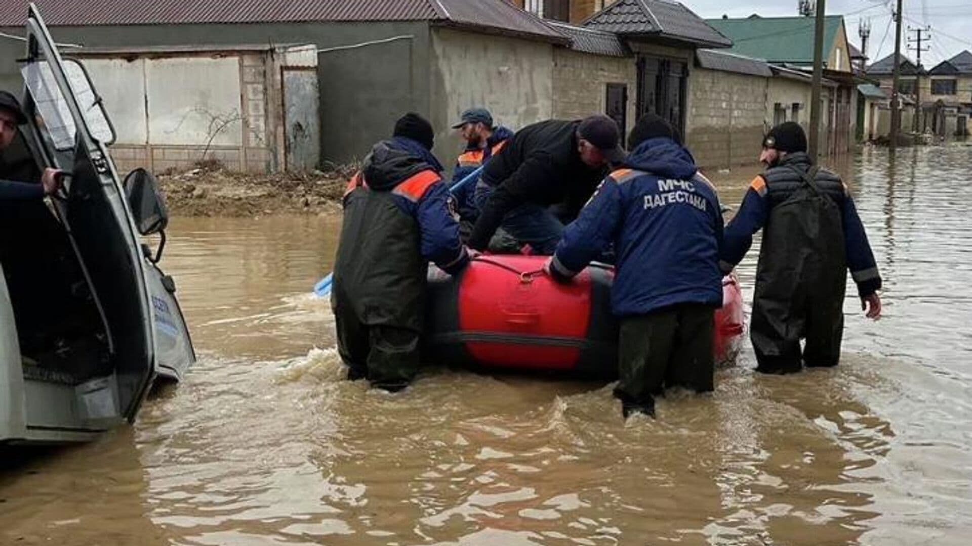 Жители подтопленного дагестанского села стали использовать лодки
