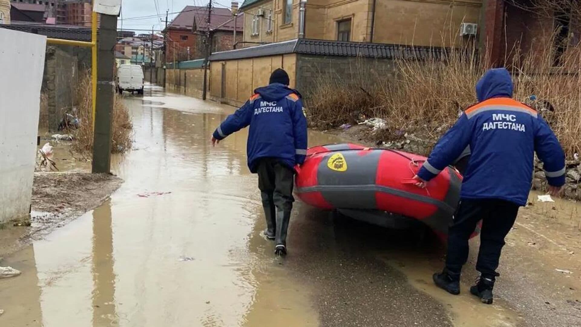 В Дербентском районе Дагестана проходит масштабная эвакуация