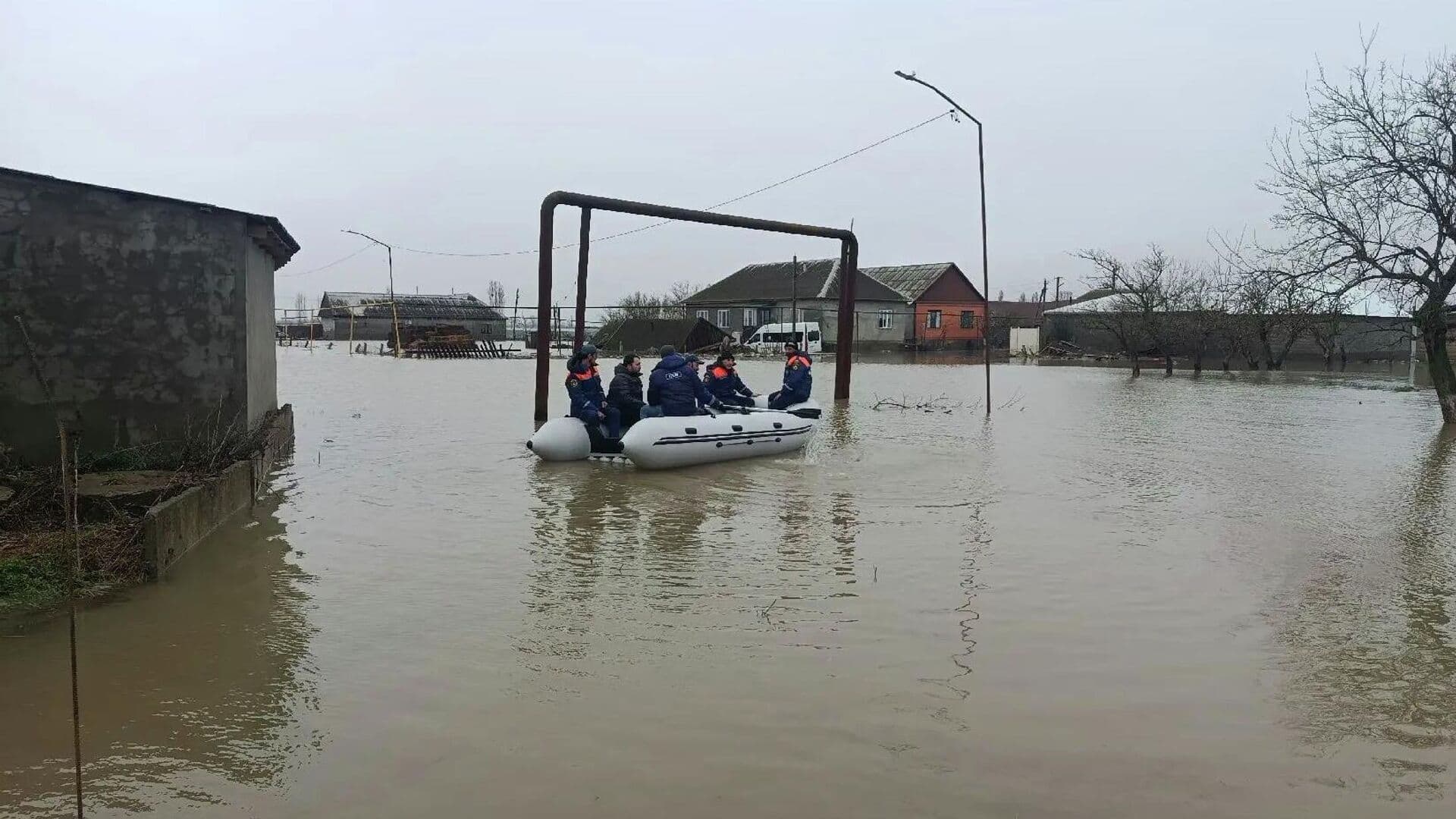 В Дербентском районе несколько человек унесло течением