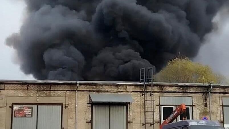 В Петербурге загорелся автосервис