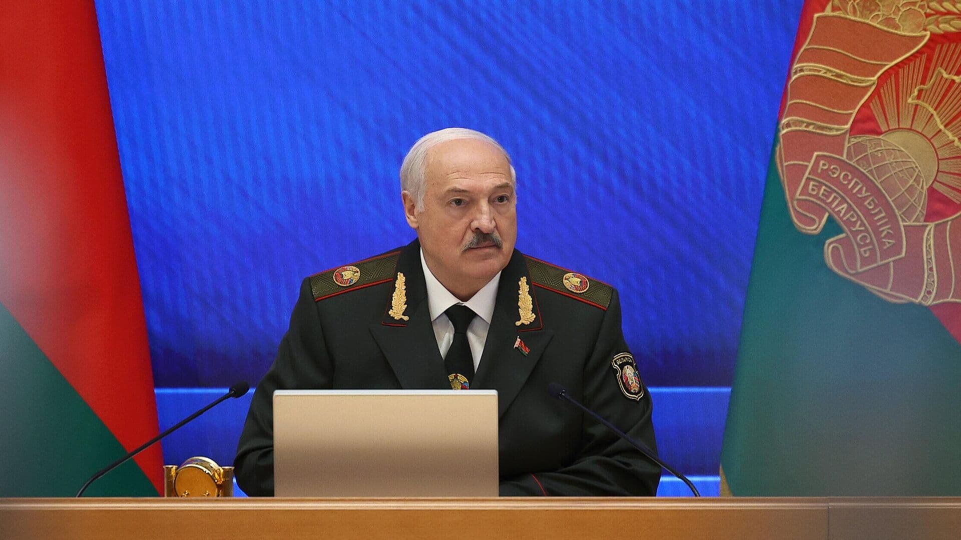 Лукашенко призвал правительство и Нацбанк выделять средства на вооружение