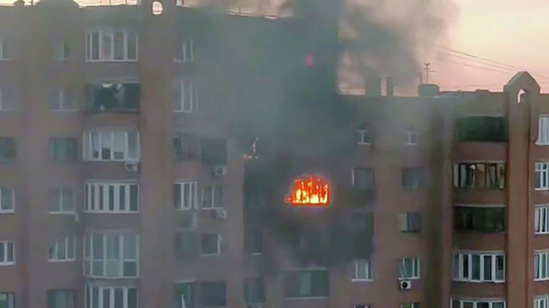 Очевидец рассказал о моменте удара украинского БПЛА по жилому дому в Уфе