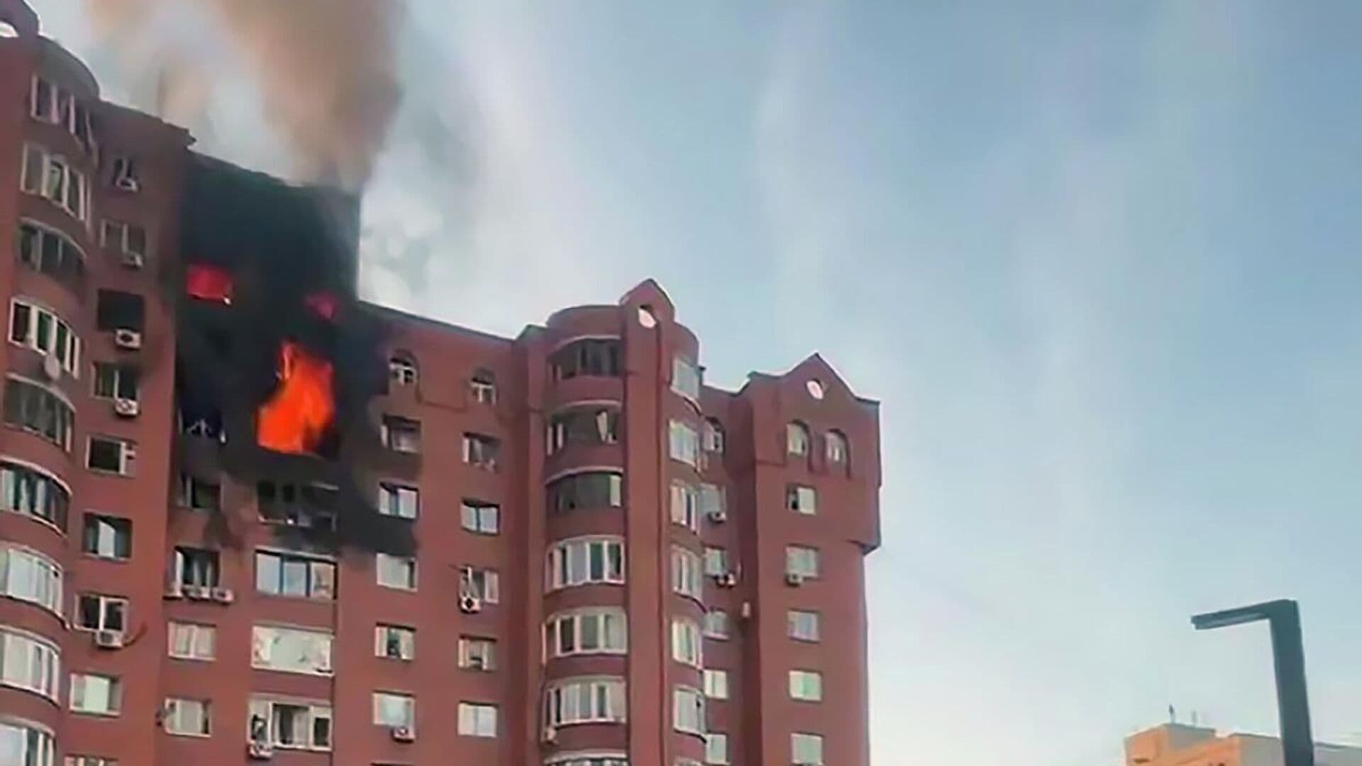 При атаке БПЛА на многоэтажки в Уфе повреждены еще три дома