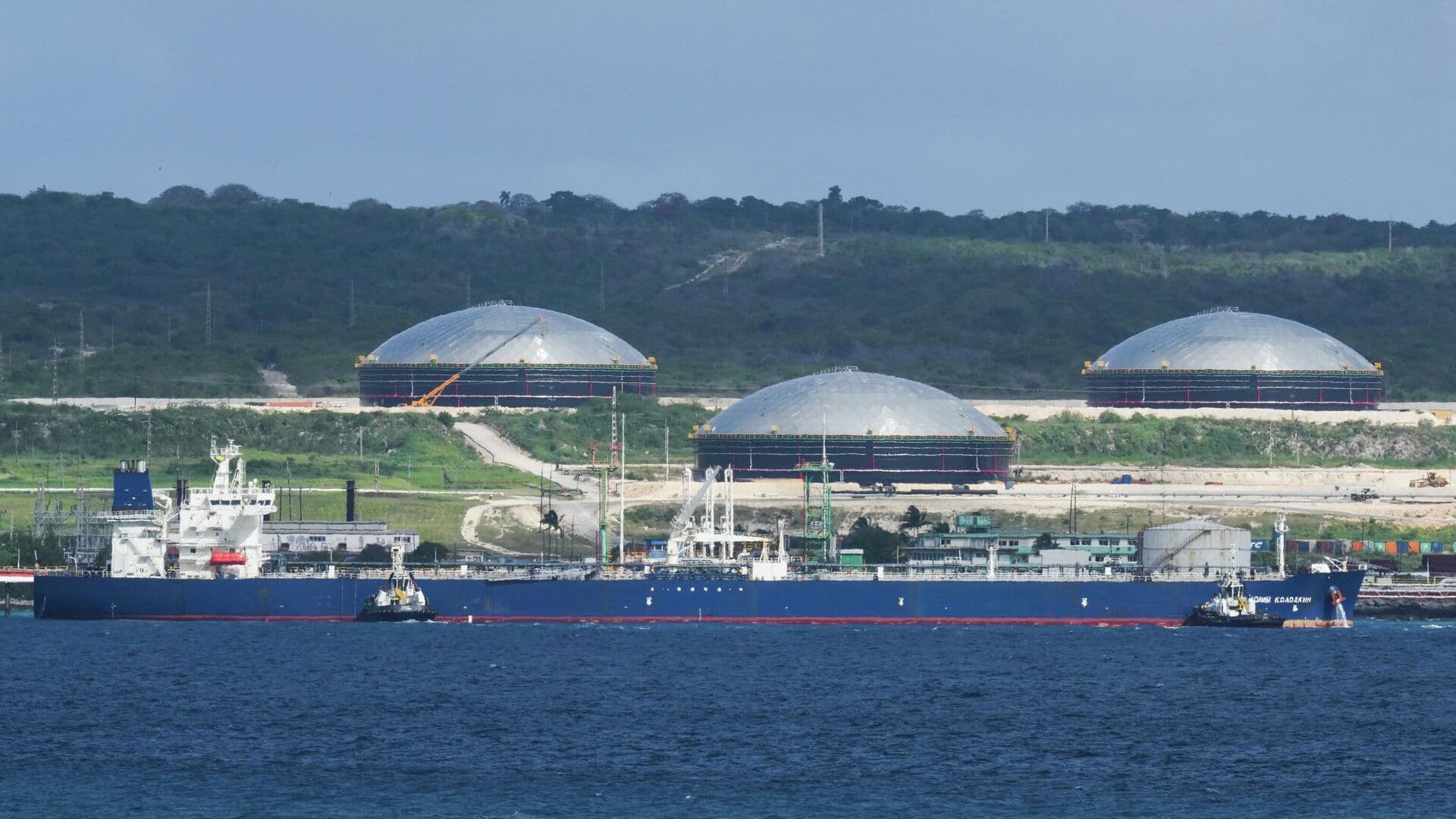 Вторую партию нефти загружают для поставки на Кубу