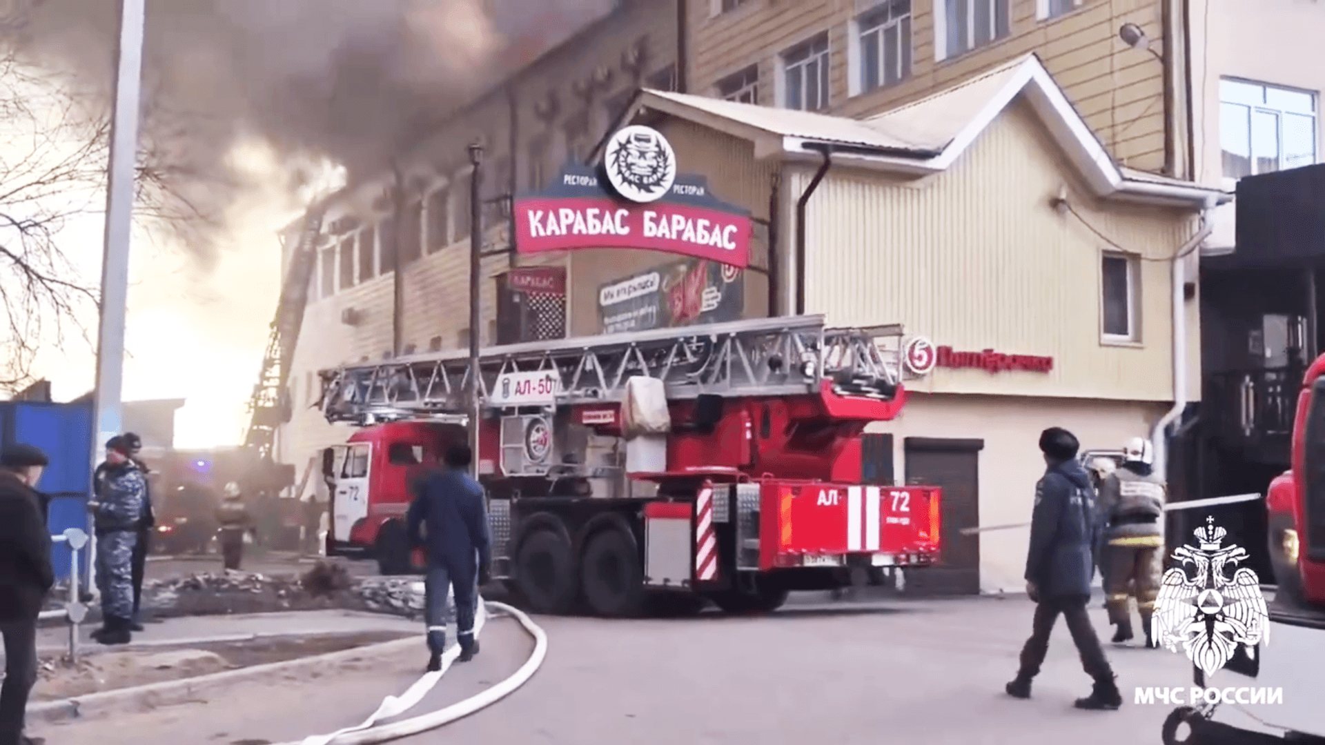 В Улан-Удэ локализовали пожар в здании с магазинами и ресторанами