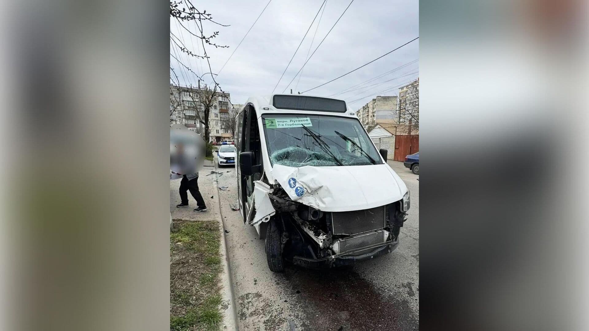 В Симферополе в ДТП с маршруткой пострадали три человека