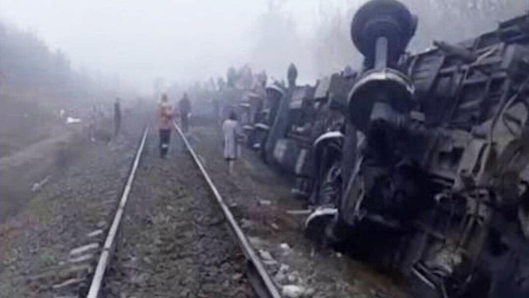 Почти 160 жителей Челябинской области ехали в сошедшем с рельсов поезде