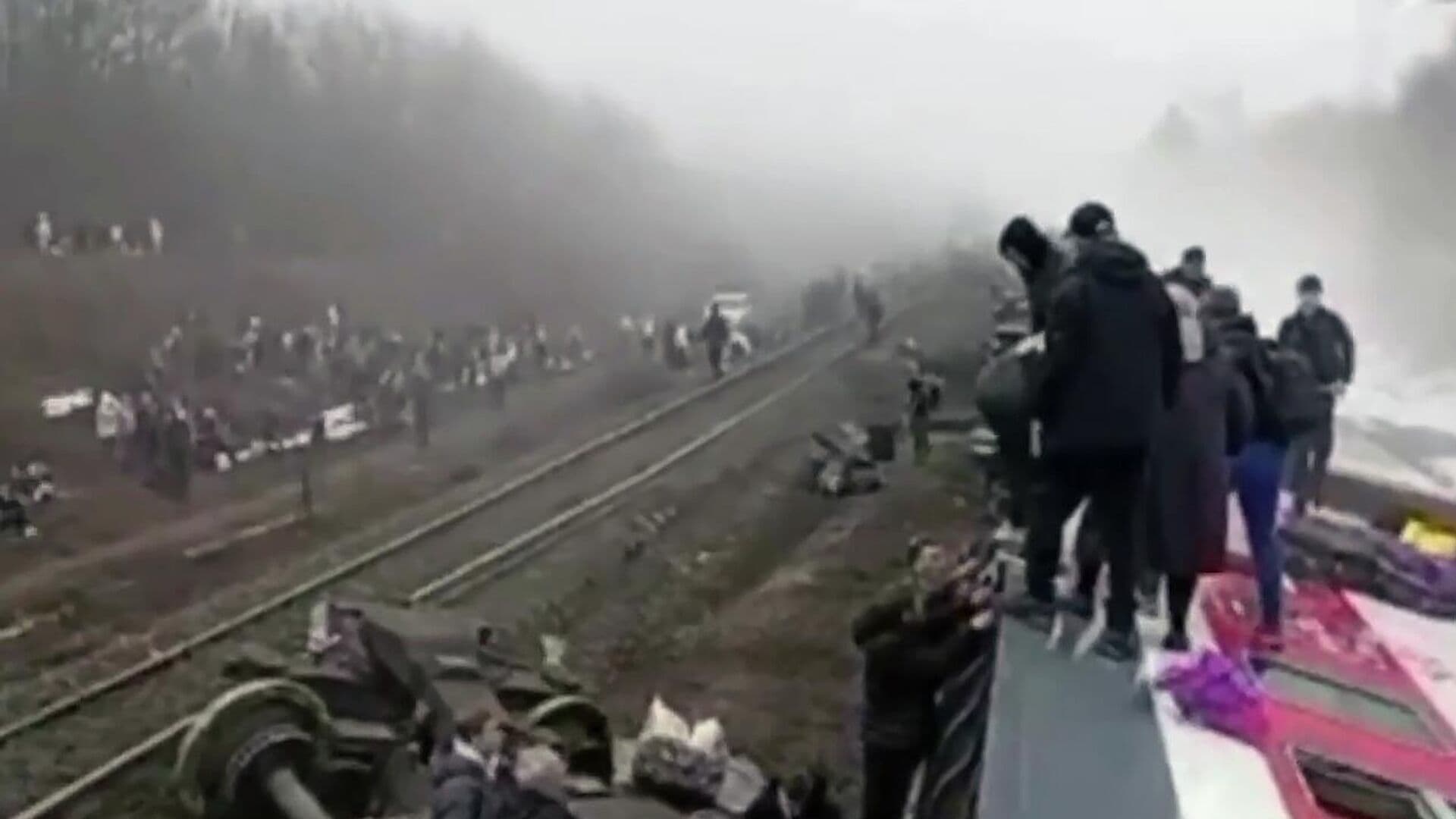 Спецназ ФМБА оказал первую медпомощь пострадавшим при сходе вагонов