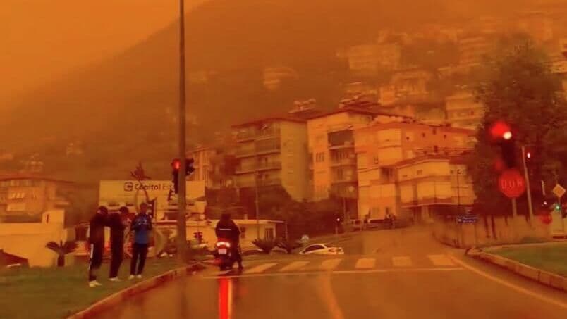 Анталья неожиданно окрасилась в оранжевый цвет