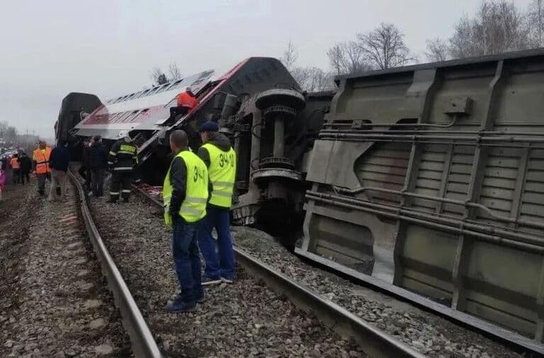 Последствия схода вагонов пассажирского поезда в Ульяновской области