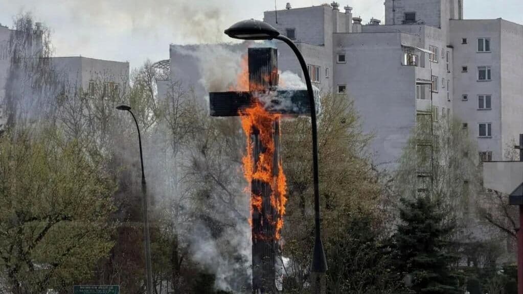 В Варшаве сгорел крест, у которого служил мессу Иоанн Павел II