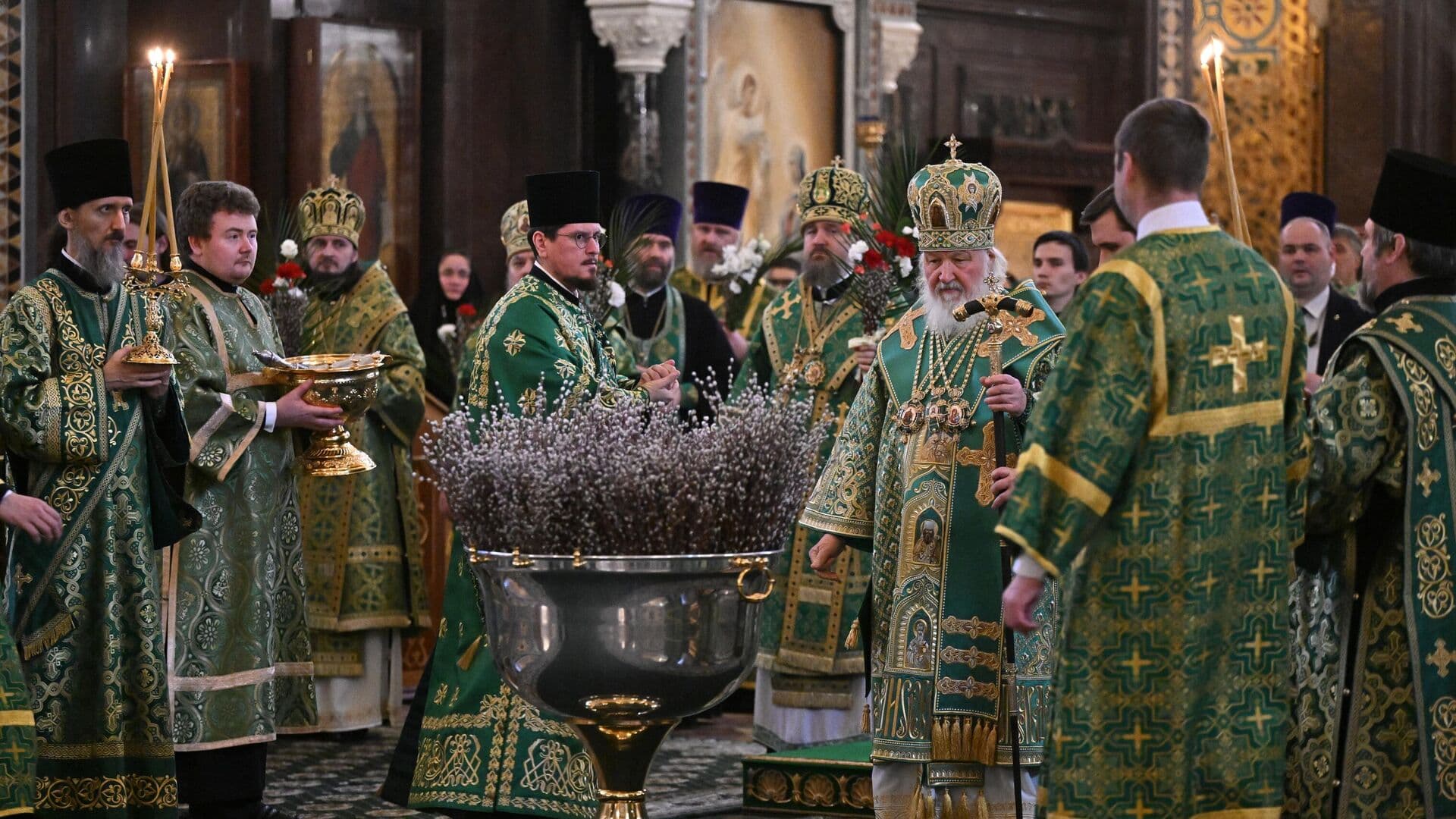 Патриарх Кирилл освятил вербы в храме Христа Спасителя