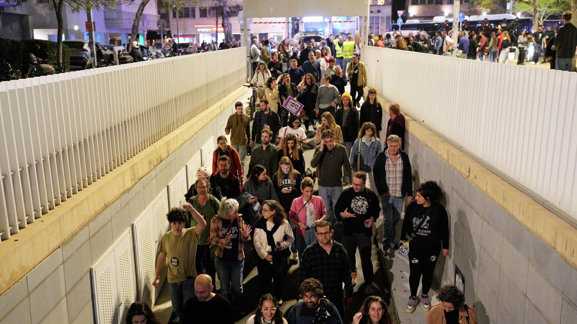 В Тель-Авиве звучит воздушная тревога звучит во время антивоенного митинга
