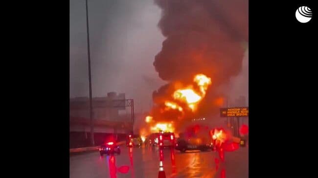 СМИ: в Мичигане загорелся бензовоз, перевозивший 30 тысяч литров топлива