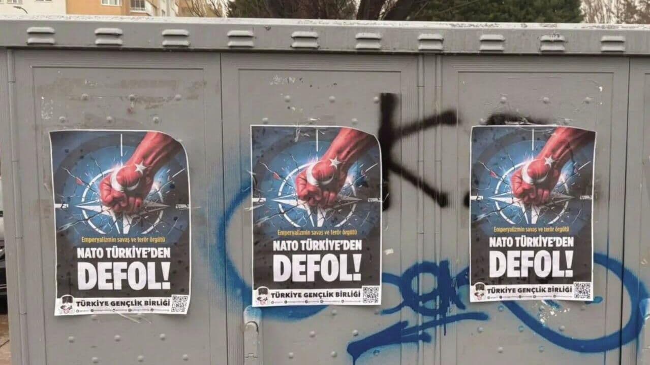 В Турции появились плакаты с надписью "НАТО, вон из страны!"