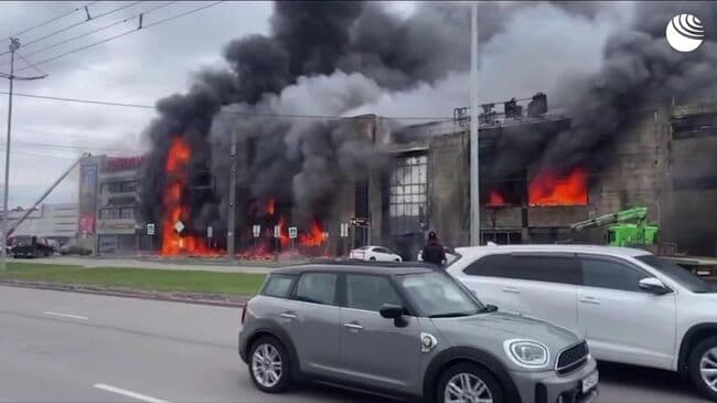 В ТЦ в Калининграде вспыхнул крупный пожар