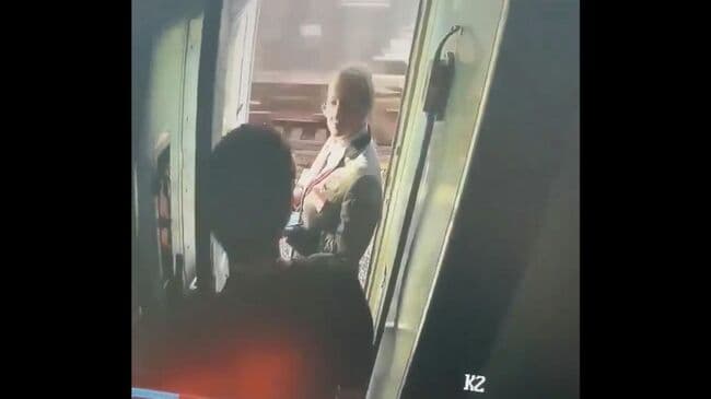 Пассажира, вытолкнувшего проводницу из поезда под Костромой, арестовали