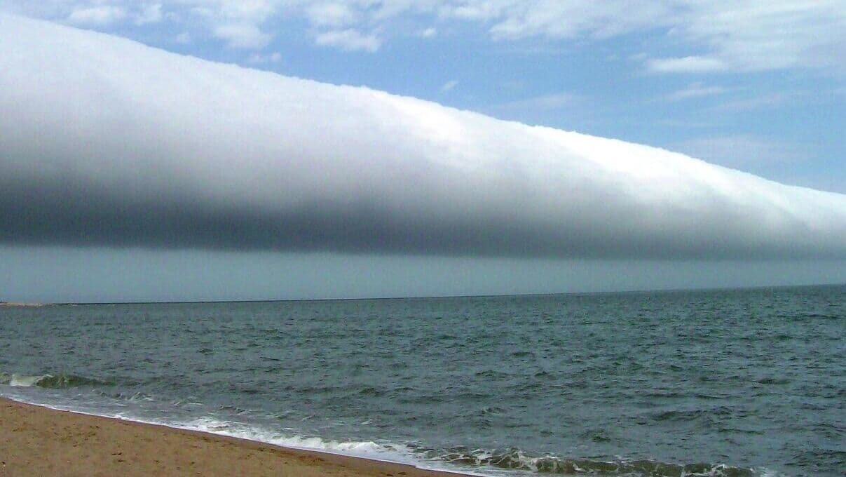 Над Черным морем появилось необычное облако