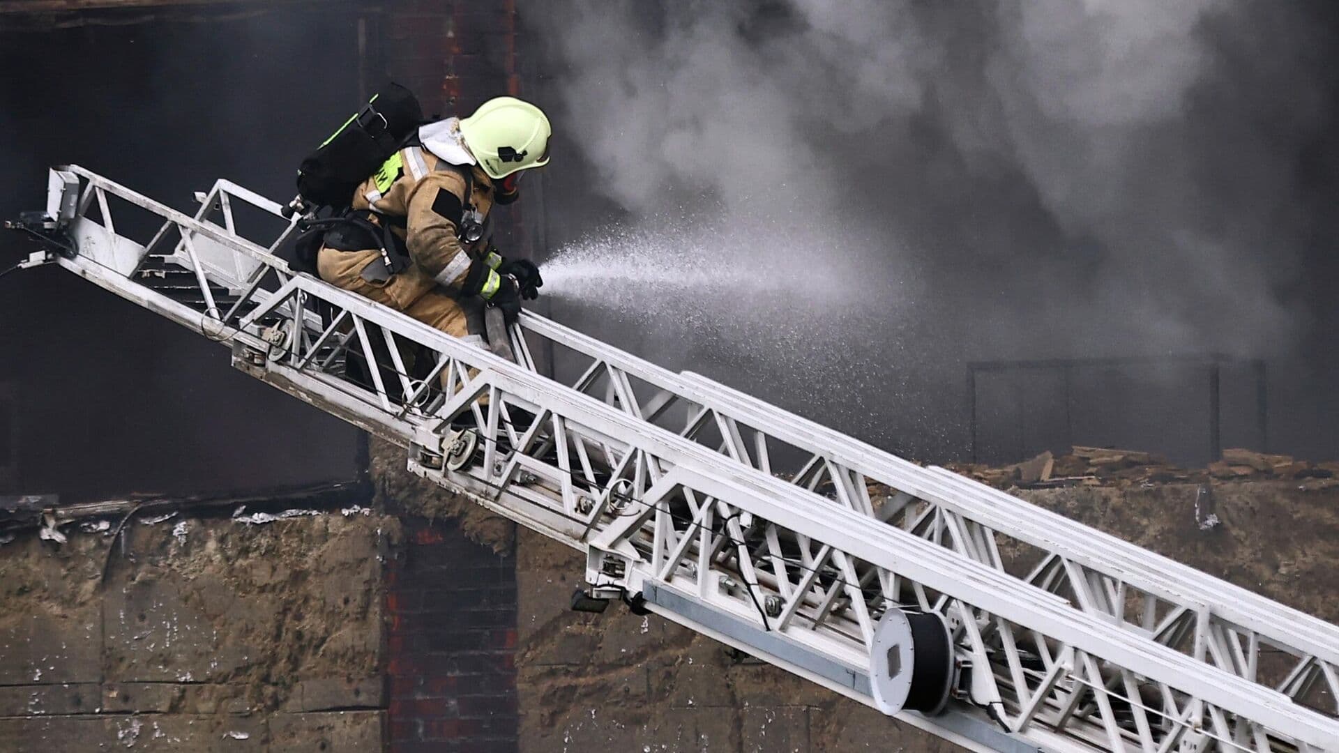 Украинский дрон атаковал многоквартирный дом в Белгородской области