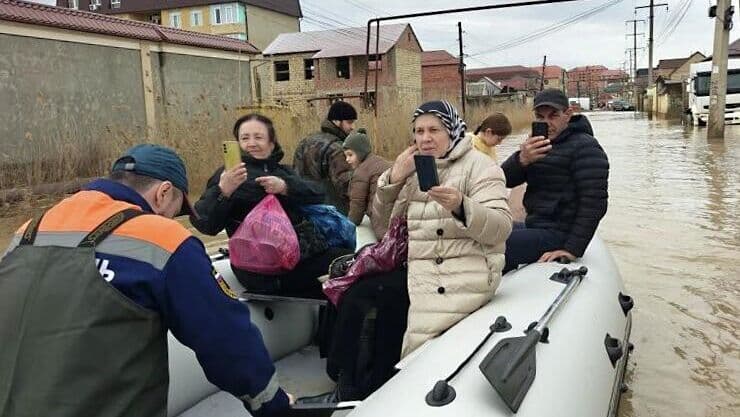 В Махачкале из подтопленных домов эвакуировали около 760 человек