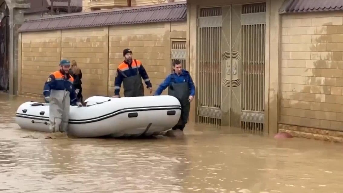 Почти 3,8 тысячи домов подтопило в Махачкале из-за сильных дождей