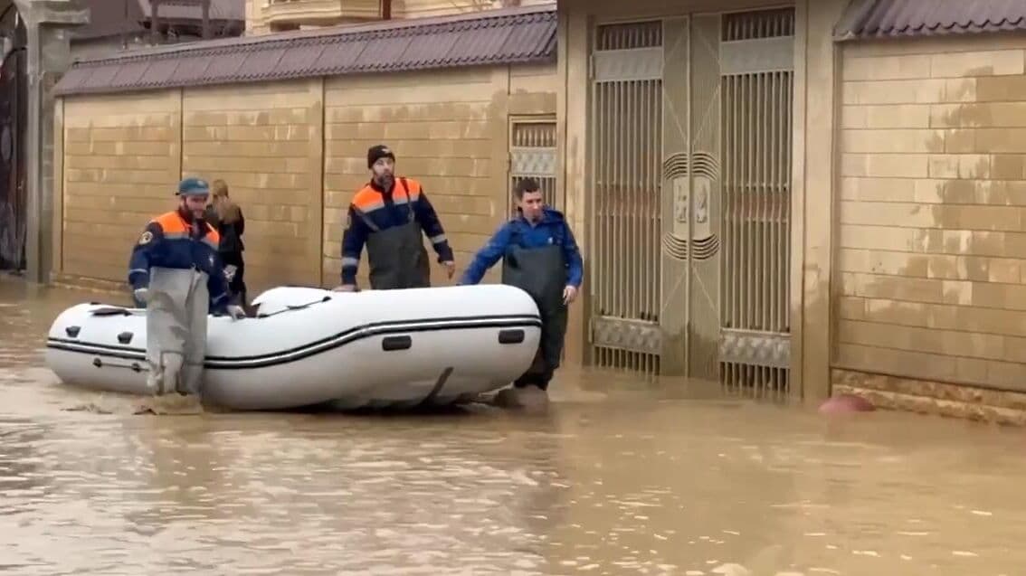 Путин поручил регулярно докладывать ему о ситуации с паводками в Дагестане