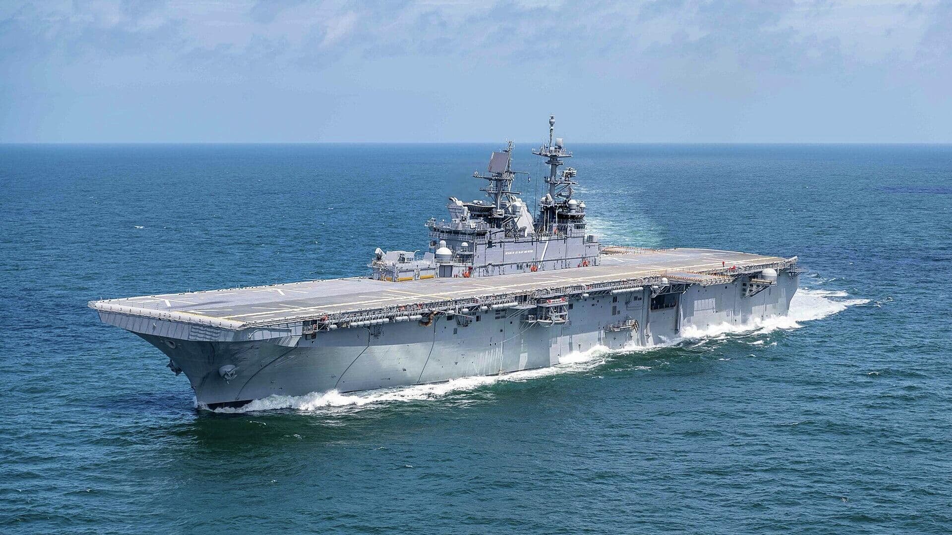 Иран заявил об атаке на два американских корабля с пятью тысячами военных