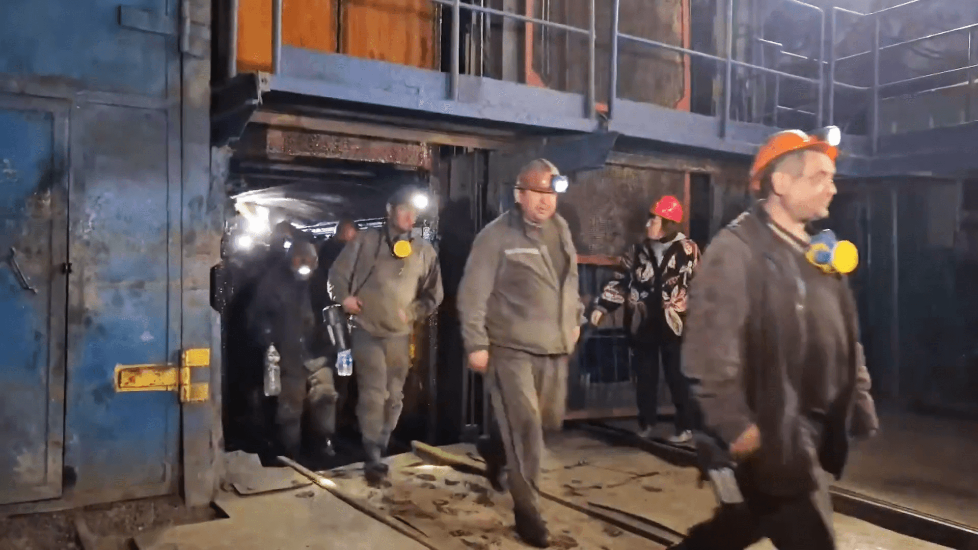 Первую группу горняков эвакуировали из атакованной ВСУ шахты в ЛНР