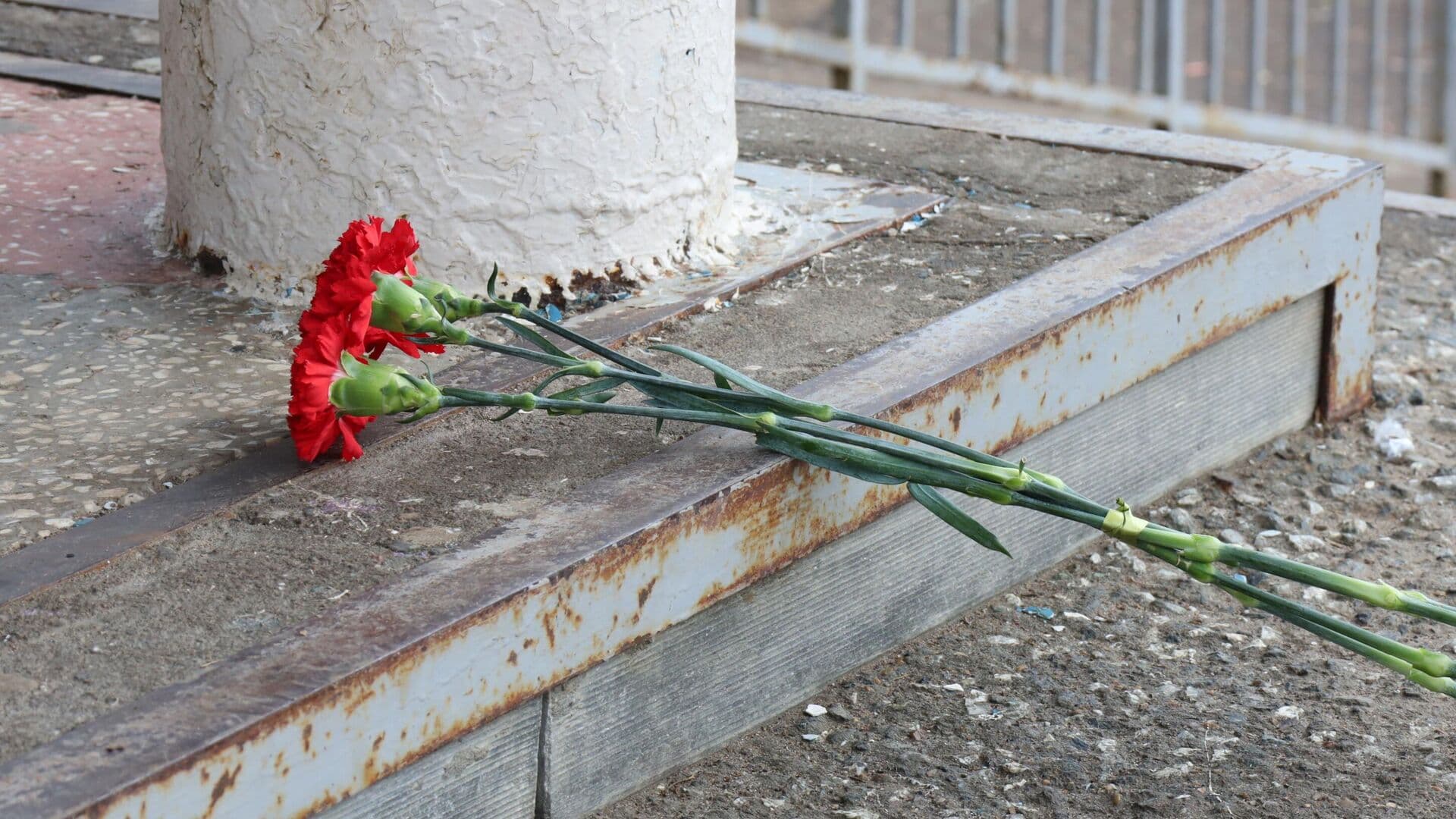 Жители Пермского края несут цветы к школе, где ученик напал на учительницу