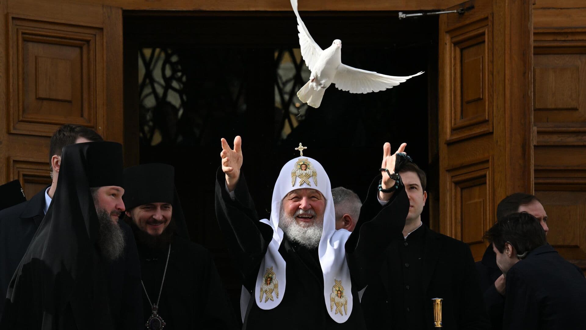 Патриарх Кирилл выпустил голубей на праздник Благовещения