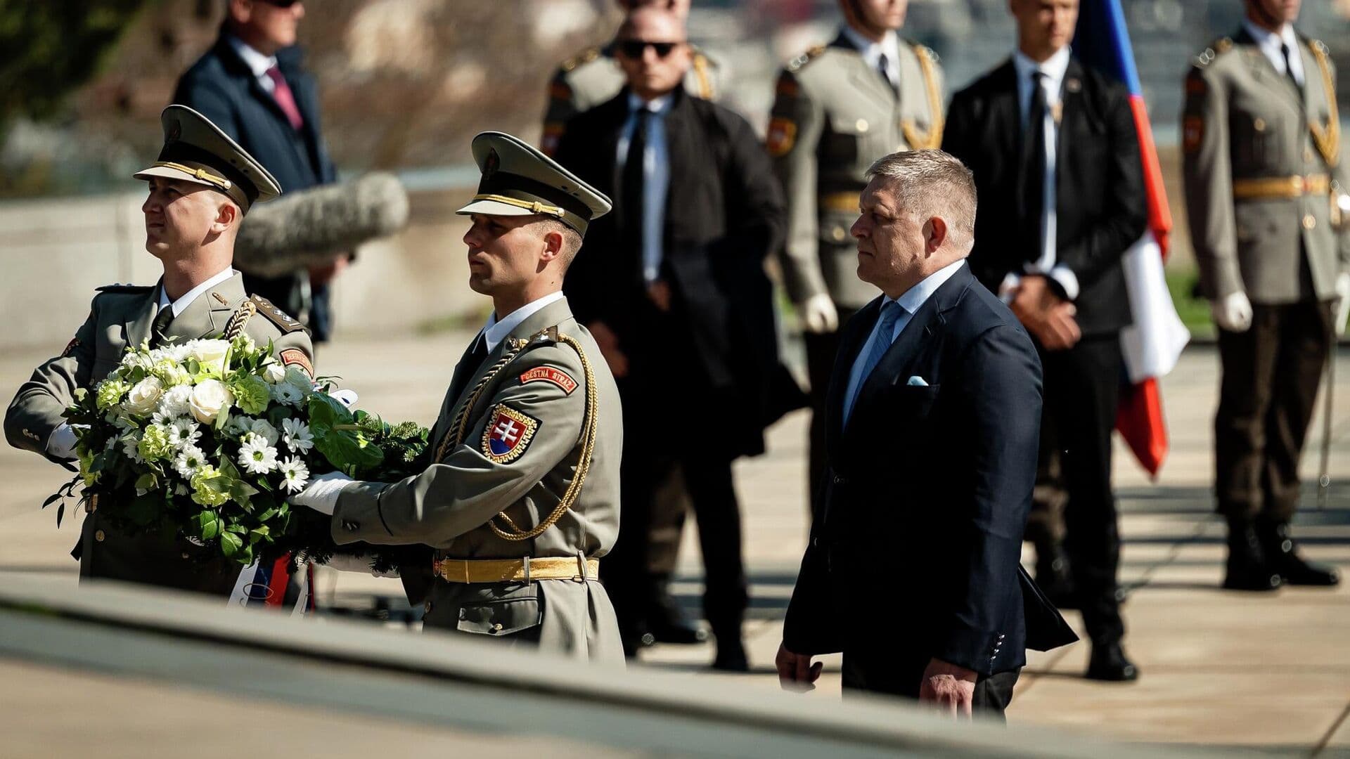 Фицо поблагодарил советских освободителей на мемориале Славин