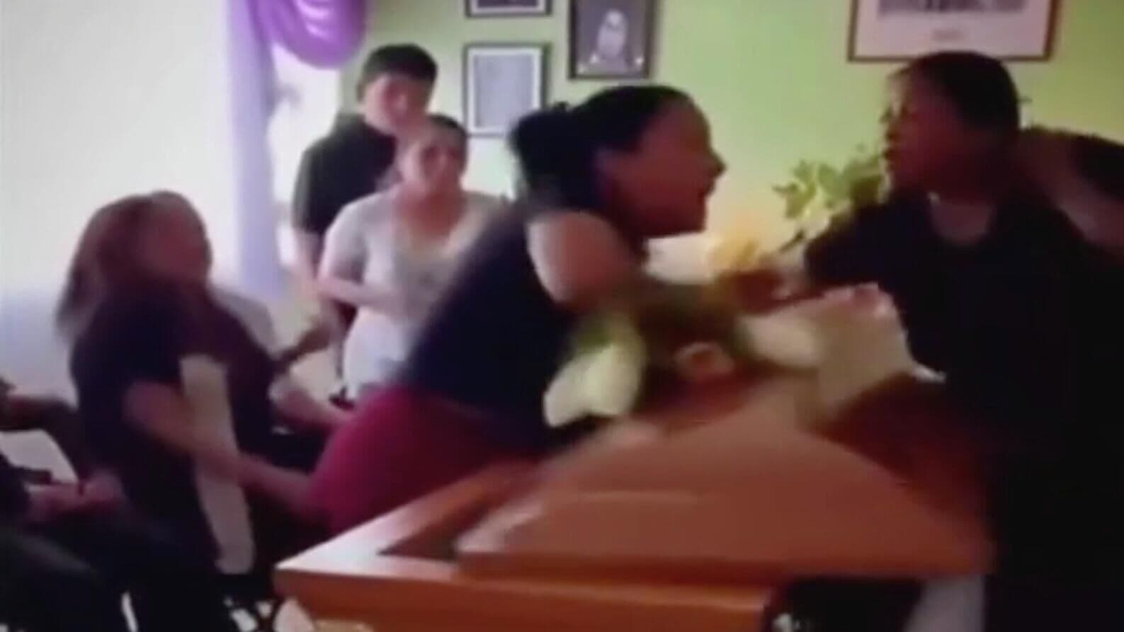 В Мексике вдова подралась с любовницей мужа на его похоронах