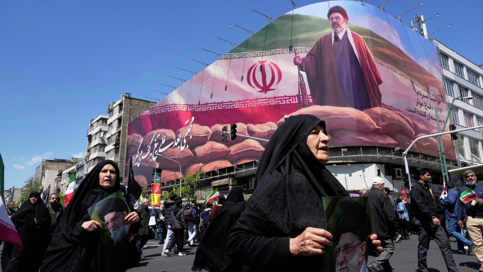 Тысячи иранцев вышли на улицы Тегерана, чтобы почтить память Хаменеи