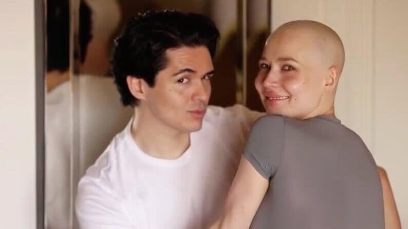 Блогер Лерчек, проходящая лечение от рака, побрилась налысо