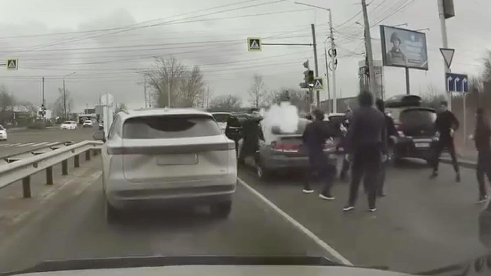 В Иркутске проводят проверку после видео дорожного конфликта со стрельбой