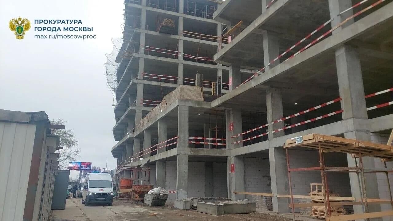 На стройке в Москве двое рабочих упали с высоты и погибли