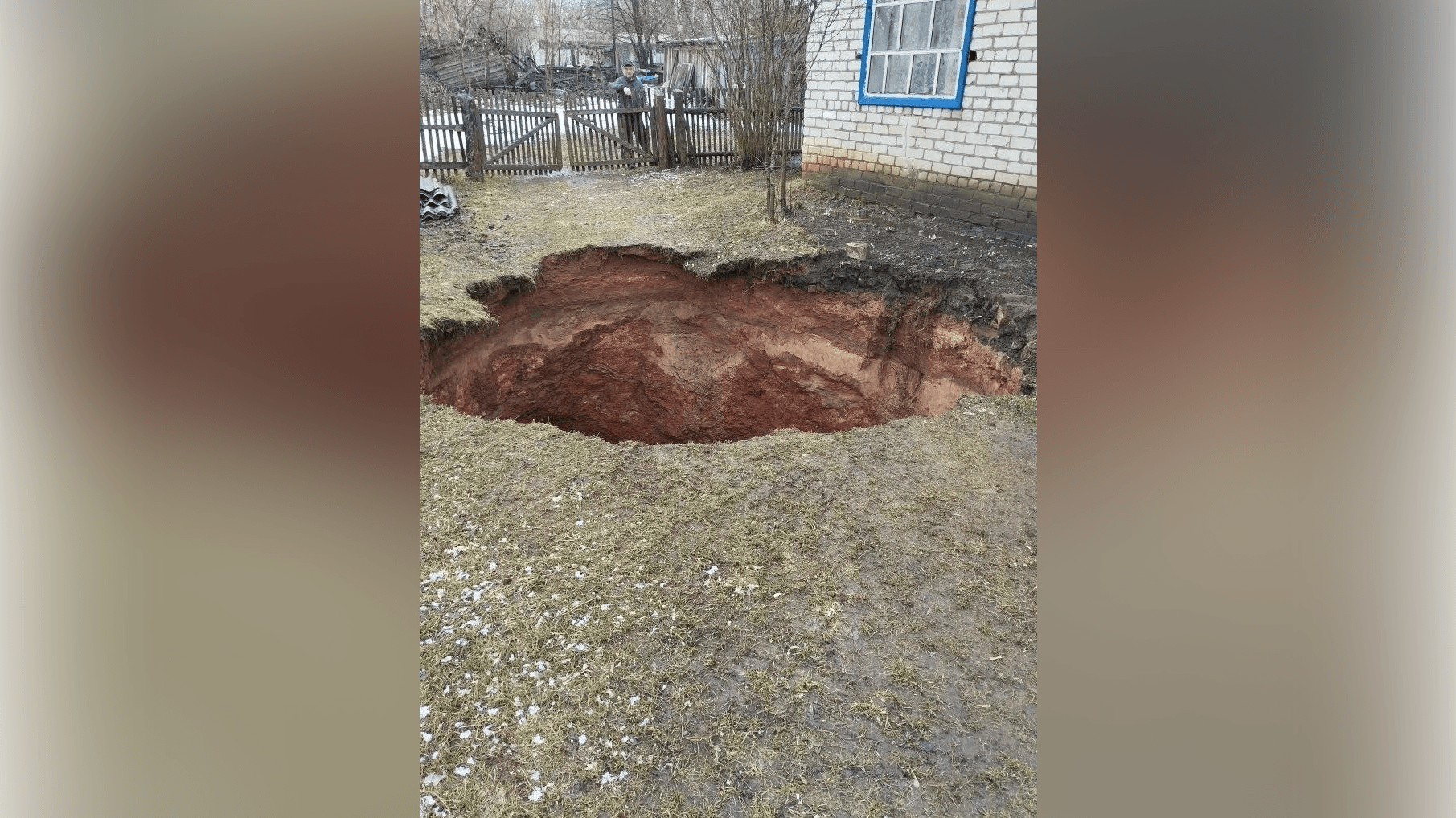У дома в нижегородском селе образовался карстовый провал