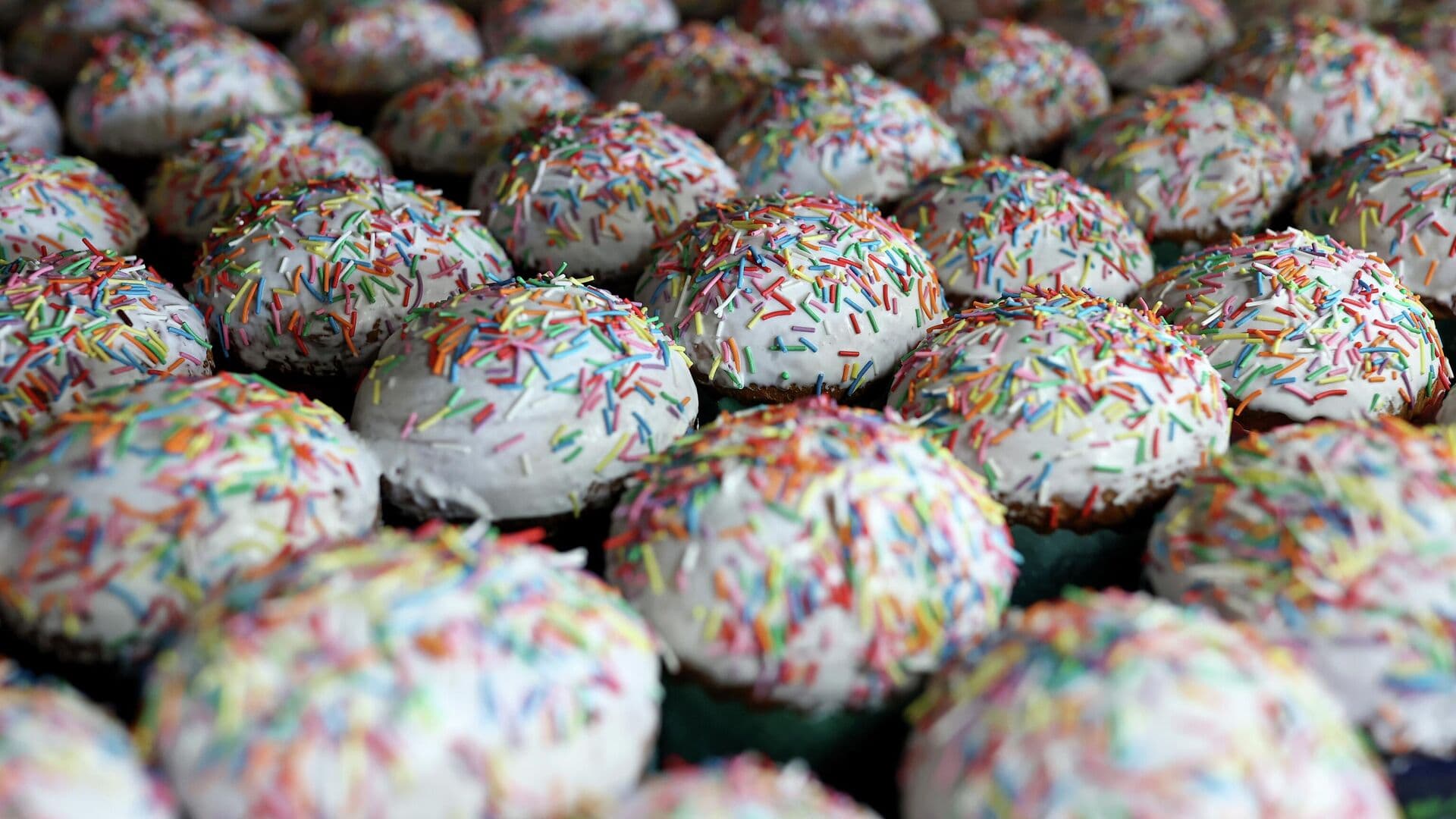 В РПЦ прокомментировали традицию приносить на кладбище яйца и куличи