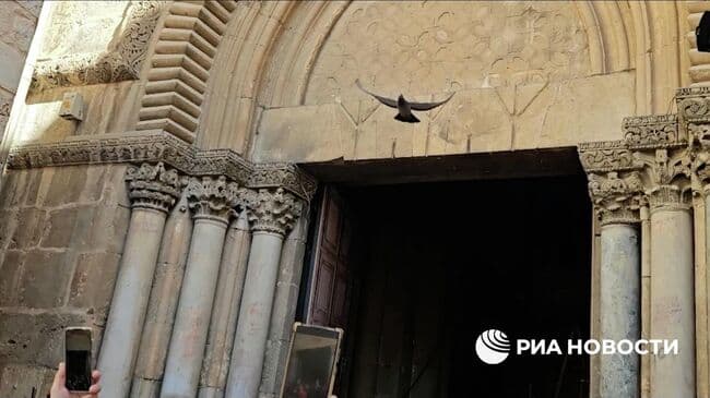 Двери храма Гроба Господня открыли перед схождением Благодатного огня