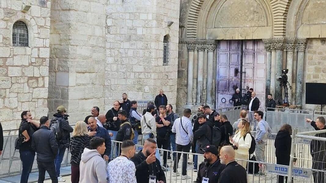 Делегация из России вошла в храм Гроба Господня за Благодатным огнем