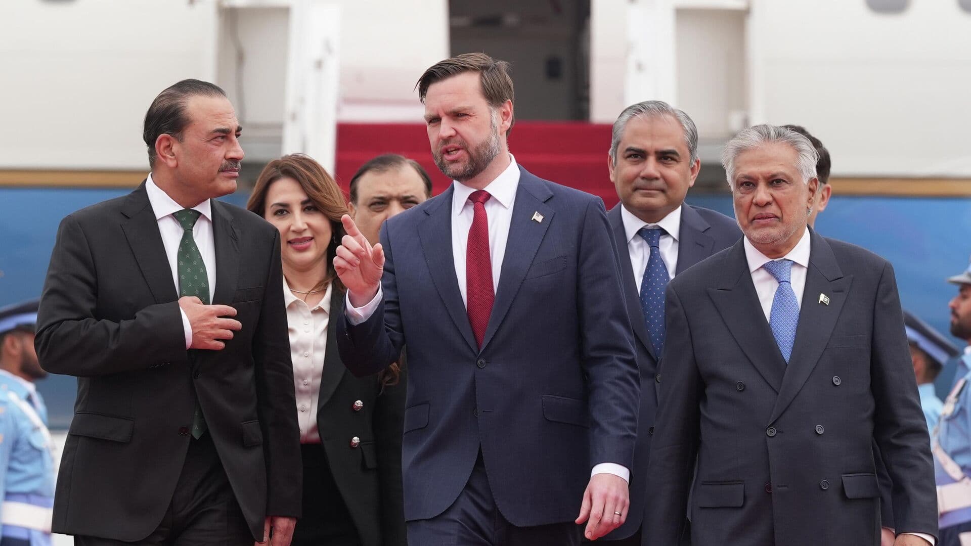 Вэнс провел в Исламабаде встречу с премьером Пакистана