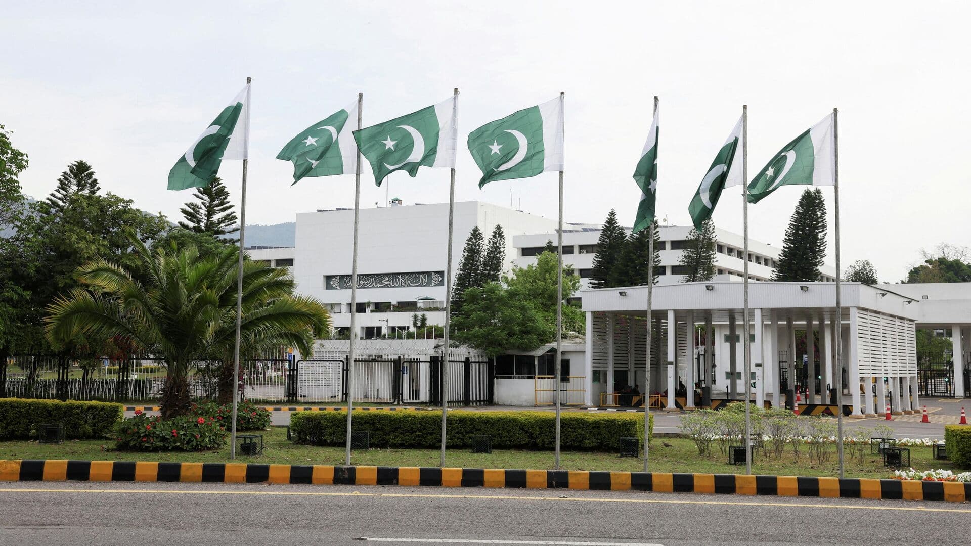 Иранская делегация прибыла на место встречи с премьер-министром Пакистана