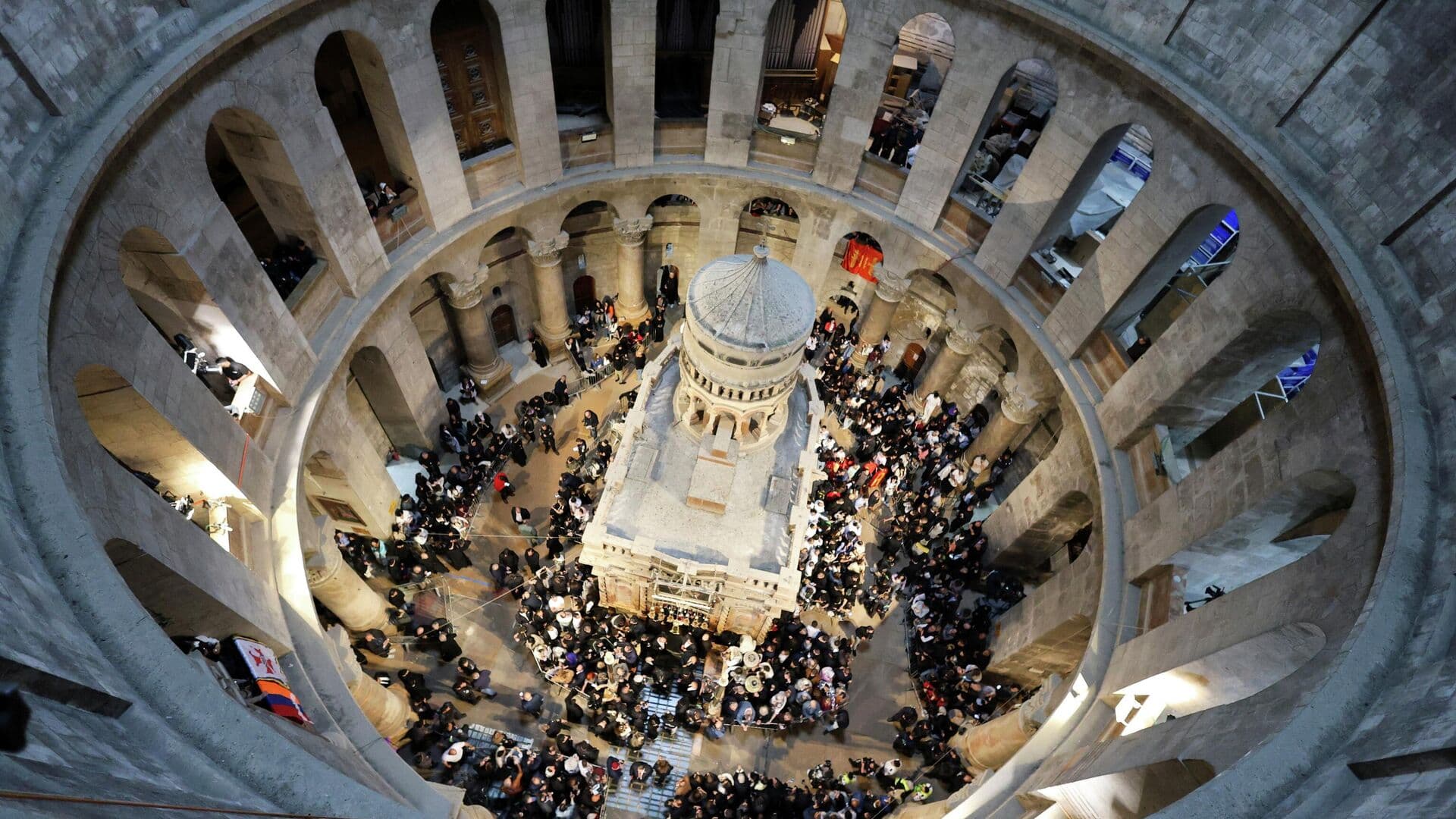 В храме Гроба Господня собрались паломники в ожидании Благодатного огня