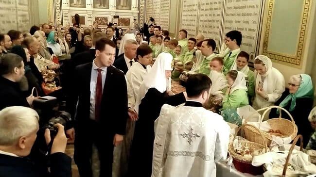 Патриарх Кирилл освятил пасхальные куличи в храме Христа Спасителя