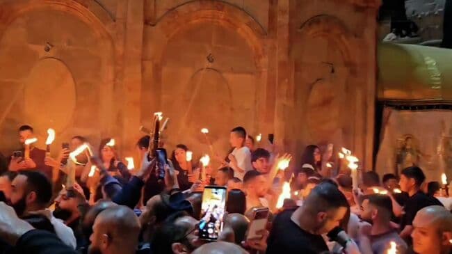 Благодатный огонь сошел в храме Гроба Господня в Иерусалиме