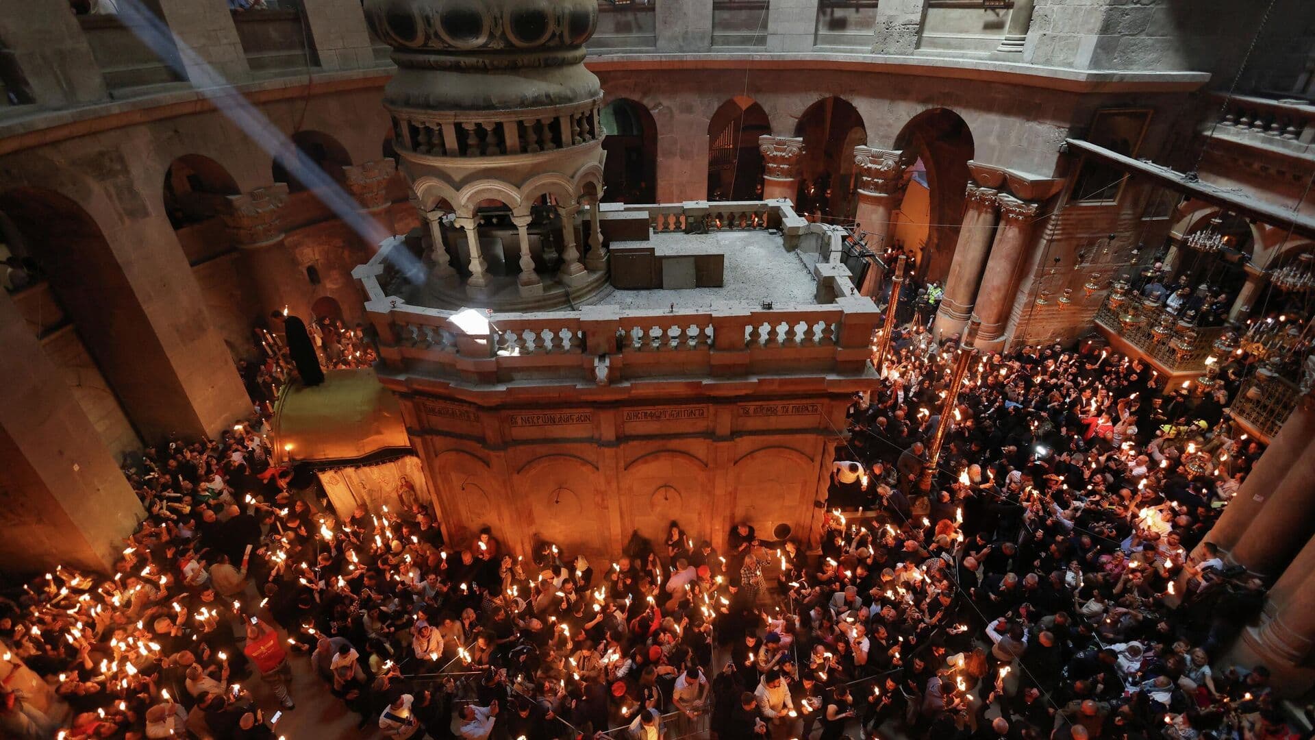 Благодатный огонь доставили в Москву