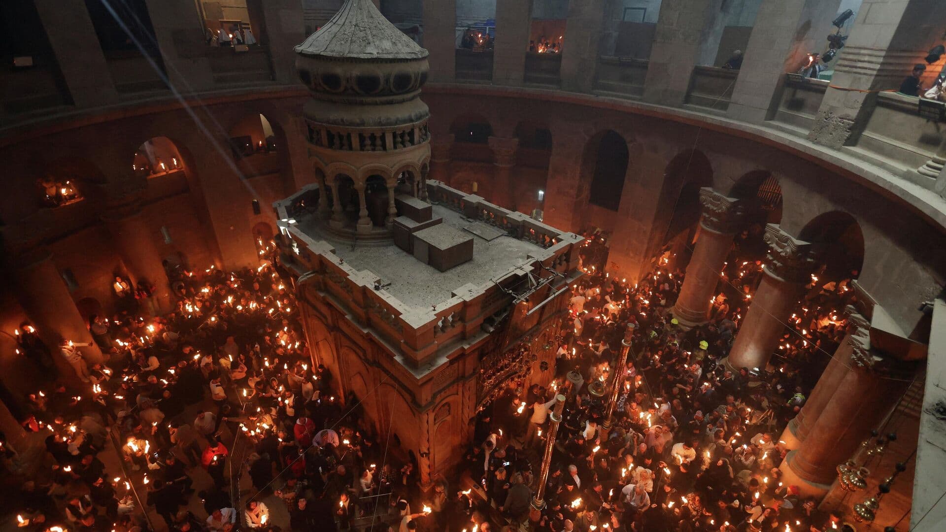 Послы России и Белоруссии прошли крестный ход в храме Гроба Господня