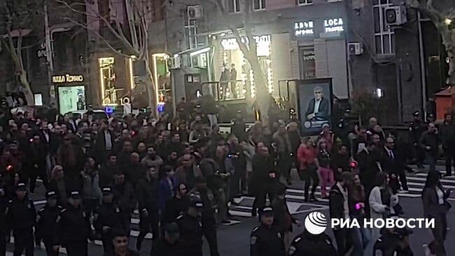 В Ереване началось шествие сторонников Карапетяна